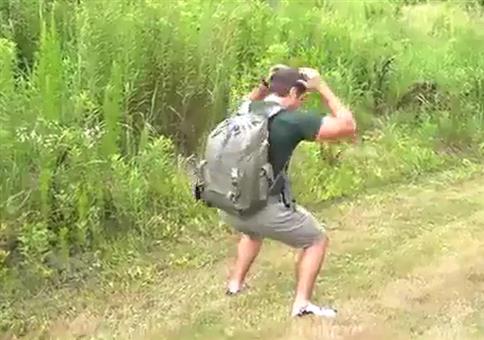 Nicht schubsen! Ich hab' Joghurt im Rucksack!