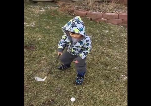 Kind mit Golfschläger