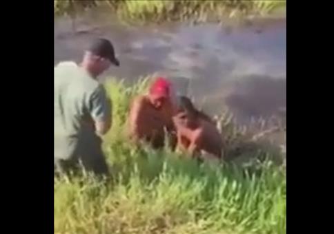 Gefangener Fisch wehrt sich 