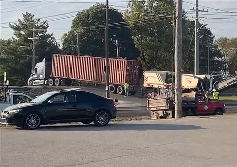 LKW hängt am Bahnübergang fest