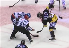 Eishockey Spieler erhält Schläger zurück