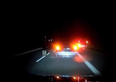 Verrückter auf der Autobahn unterwegs