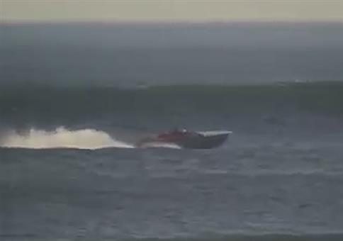 Boot nimmt große Welle frontal