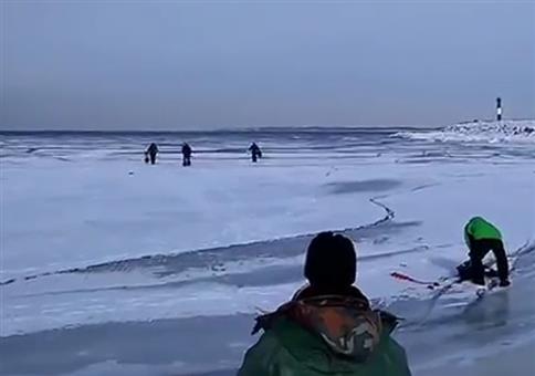 Ganz gemütlich auf dem Meer Eisangeln als plötzlich...