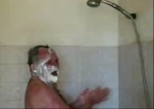 Der Hornoxe unter der Dusche
