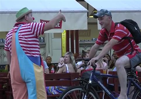 Clown in der Fußgängerzone VS. Radfahrer