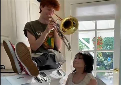 Den Alltag seiner Mama mit einer Posaune begleiten