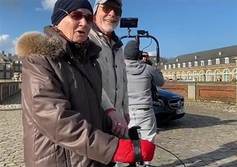 Oma kommentiert Dreharbeiten zu Rap Video