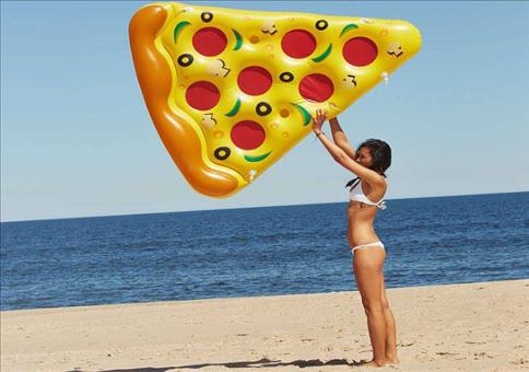 Eine schwimmende Pizza 