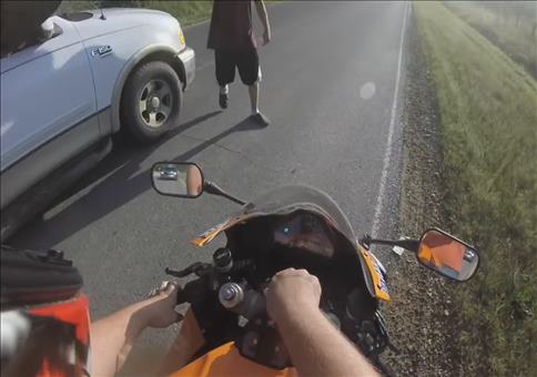 Motorradfahrer im Streit mit einem Autofahrer