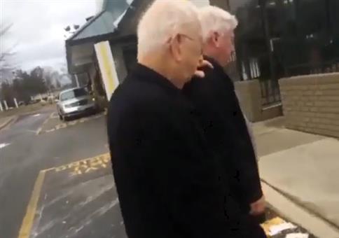 Spontaner Schulterschuss mit Opas