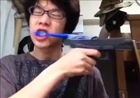 Zahnbürste mit Pistole gekoppelt