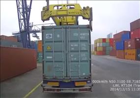 Einmal mit Profis - Container aufladen