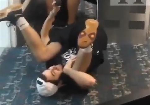 Dicker Furz über die Sprechanlage am Flughafen