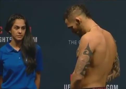 Traumjob einer Frau beim UFC Wiegen