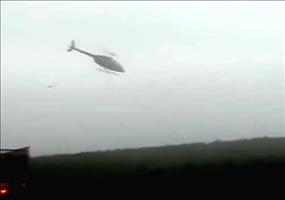 Der Weihnachtsmann fliegt beeindruckend Hubschrauber