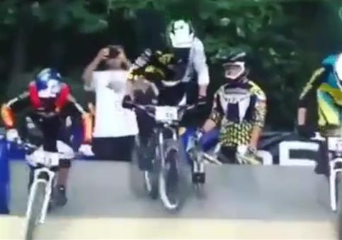 Sich beim BMX Rennen den Vorsprung wiederholen