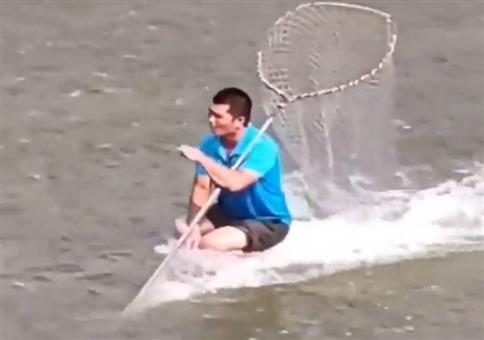 Kleiner Mindfuck: Der Mann im Fluss