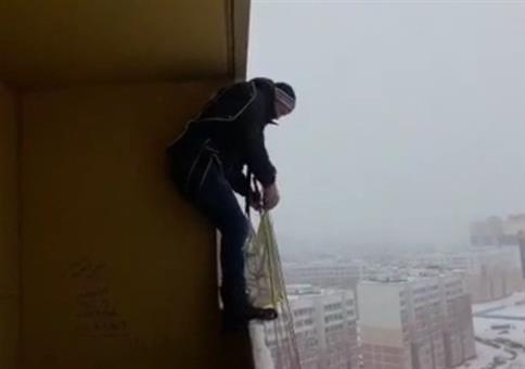 Einfach mal so vom Balkon springen