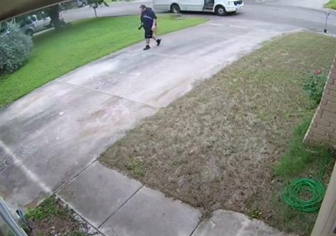 Postbote hat Spaß bei der Arbeit