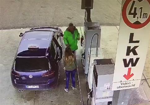 Fahrschülerin lernt tanken