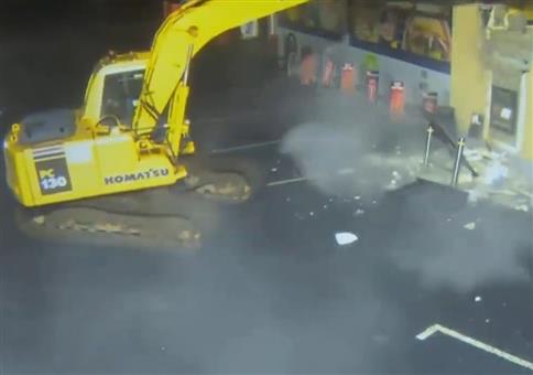 Geldautomat mit dem Bagger klauen