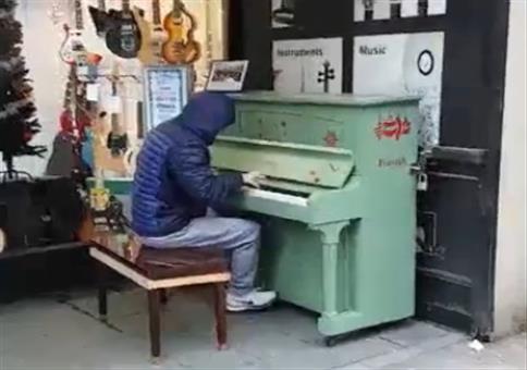 Ein paar 90er Techno Klassiker spontan am Klavier spielen