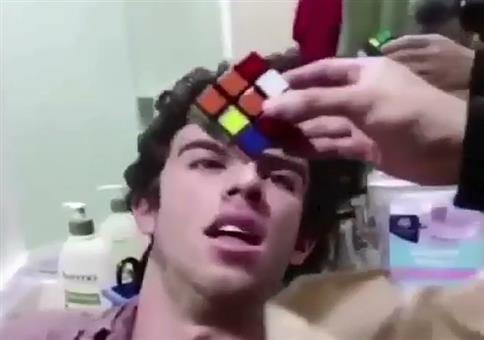 Zauberwürfel in der Tüte lösen