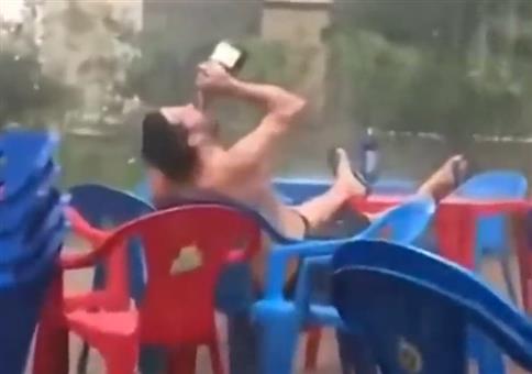 Genießer sitzt im Regen