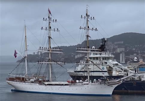 Schiff kehrt in den Heimathafen zurück