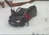 Auto im Schnee stecken geblieben
