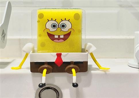 Da sitzt Spongebob auf dem Waschbecken