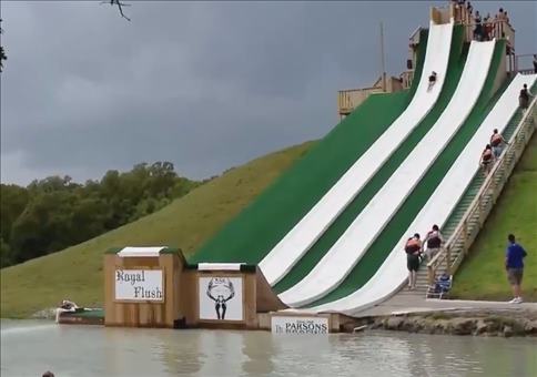 Schöner Absprung bei der Wasserrutsche