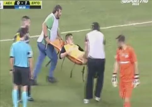 Schlechte Idee: Sich im griechischen Fußball verletzen