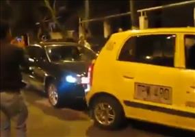 Da steht ein Taxi im Weg