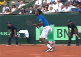 Gael Monfils zaubert beim Tennis durch die Beine
