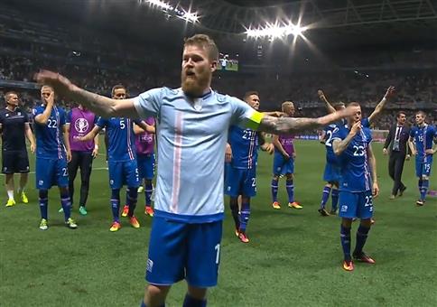 Die isländische Nationalmannschaft feiert mit ihren Fans