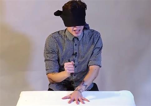 Das Finger-Messer Spiel blind gespielt