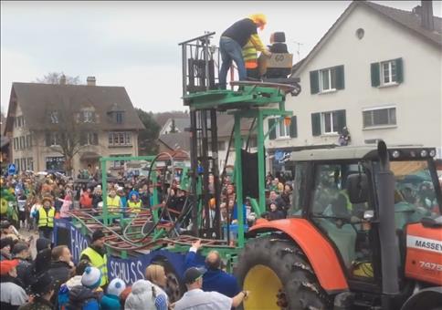 Karnevalswagen mit eingebauter Achterbahn