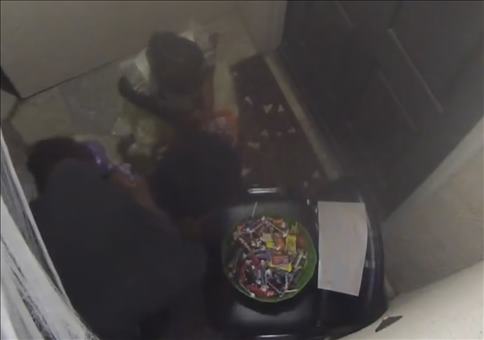 Arschlochvater klaut Halloween Süßigkeiten