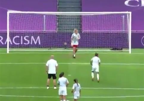 Fußallerinen beim Torschusstraining