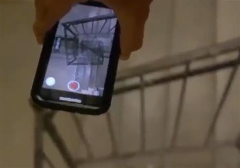 Irrer Smartphone-Sturz im Treppenhaus