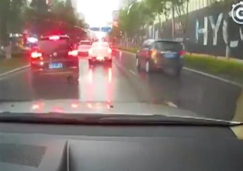 Blitzeinschlag verursacht schicke Lichterstraße auf der Straße