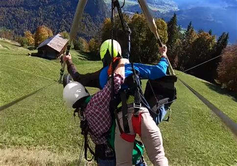 Ungesichert am Gleitschirm hängen