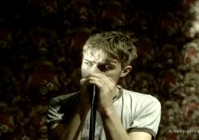 Ticketschranke der Londoner Metro singt Song 2 von Blur