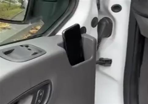 Ablage für das Smartphone in der Fahrertür