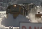 Zug wälzt sich durch den Schnee