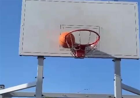 Den Basketball mit nem Schuh runterholen