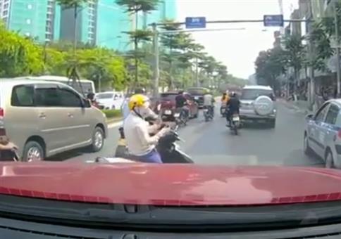 Mitten auf der Straße telefonieren