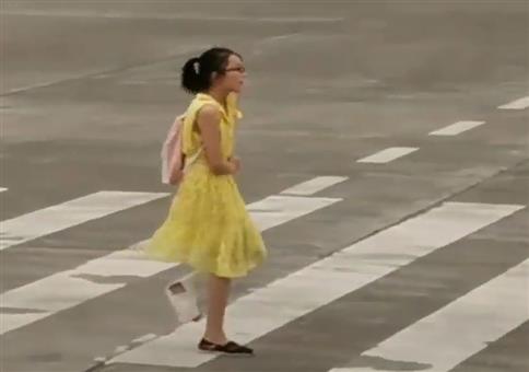 Mit Krücken über den Zebrastreifen